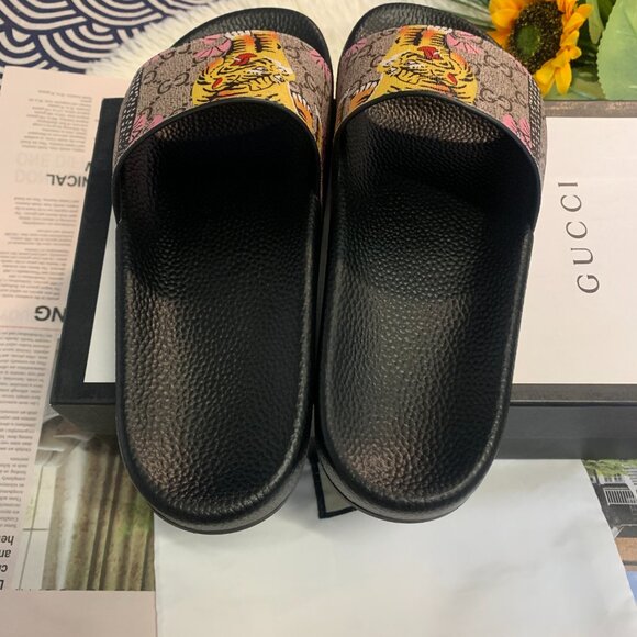 Gucci rubber slides with tiger detailing ! Just bought here last week too tight - Picture 3 of 5